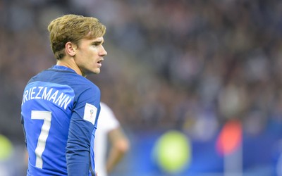 9D体育热议-格雷茨卡抢断后自己推进